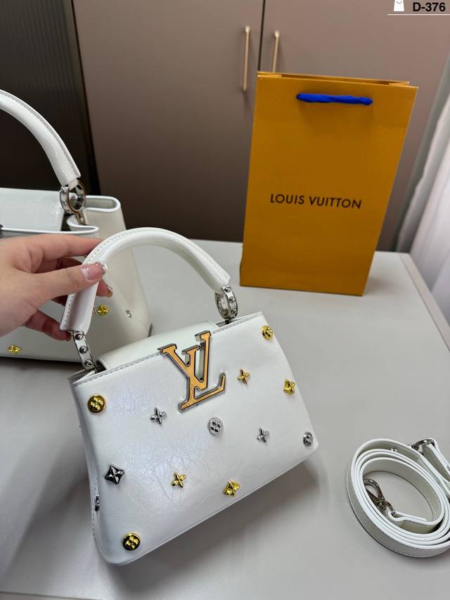小 D-376尺寸27×18 20×14折叠盒 Lv 路易威登｜Capucines 作为Lv代表性高定包款之一的Capucines手袋，每一季都会尝试不同的设计