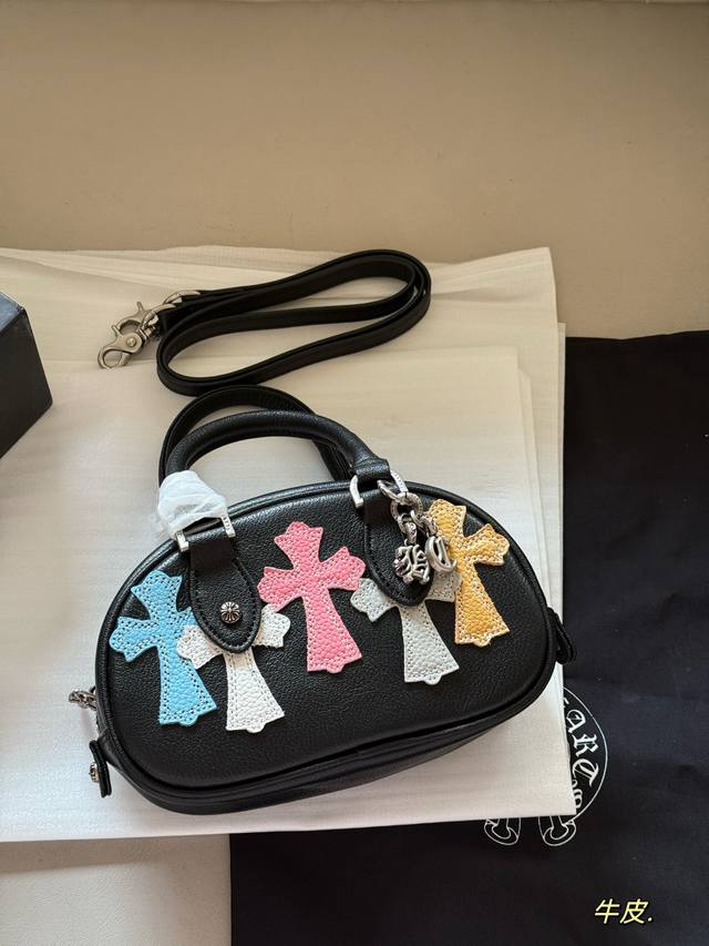 配盒 牛皮 Size:20*13Cm Chrome Hearts克罗心经典彩皮保龄球包包 Mini保龄球包太百~搭了 一眼就心动 五金也太漂亮了,做工非常精致 配盒 牛皮 Size:20*13Cm Chrome Hearts克罗心经典彩皮保龄球包包 Mini保龄球包太百~搭了 一眼就心动 五金也太漂亮了,做工非常精致