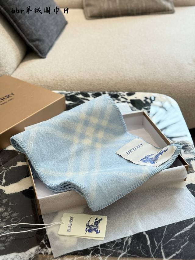 蓝嘟嘟！Burberry羊毛围巾 本以为Burberry 去年一条Baby 蓝颜色已经够惊艳了 谁知今年又来了这条超级粉嫩的颜色！ 这谁能不爱呢！！！ 还有窄版