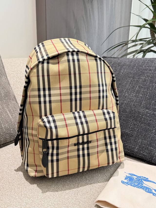 格紋風格 Burberry經典雙肩包 来看看Burberry 的格纹后背包，永不过时的选择！