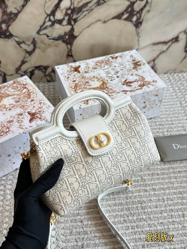 Dior Caro链条包 原版布 . Diorcaro链条腰包，雾霾蓝配色超温柔，采用自然甩纹牛皮+藤格纹缝线，质感满分
