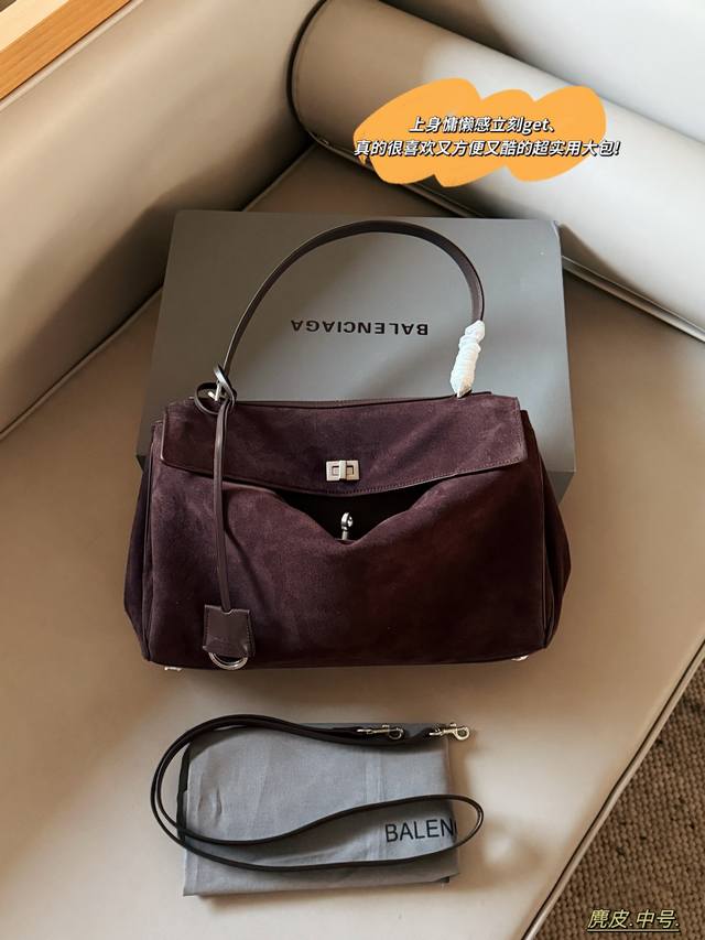 麂皮 配盒 Size：29*20Cm 小号 35*23Cm 中号 巴黎世家新款Rodeo大廓形包包 柔软的大廓形包包 上身慵懒感立刻Get、 真的很喜欢又方便又