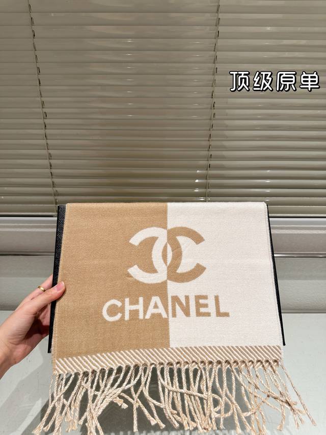 Chanel24A双拼色围巾 降温穿搭来咯 颜色就是很经典的黑白色系 很高级 无论什么颜色都可以驾驭 现在季节就可以用了 因为他属于加厚羊毛！！ 围的时候可以里
