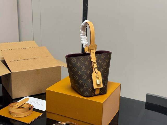 配折叠盒飞机盒 Lv中古包又一位当红炸子鸡来咯 一只看似中古中矩却又有点标新立异的包。 水桶包 尺寸:18.17Cm