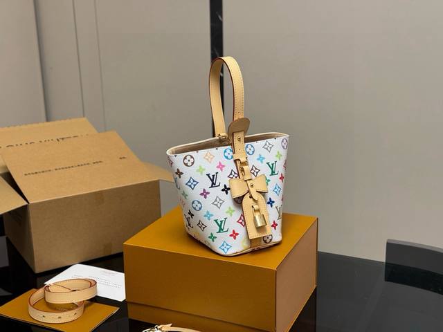 配折叠盒飞机盒 Lv中古包又一位当红炸子鸡来咯 一只看似中古中矩却又有点标新立异的包。 水桶包 尺寸:18.17Cm