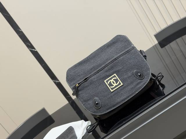 香奈儿牛啊牛啊还得是牛仔 牛仔是很随性又很好用的一种材质呢吧 Chanel这一只的牛仔邮差包真的很乖呢 尺寸:31.23Cm