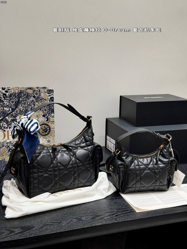 礼盒包装 升级版！纯皮 迪奥Dior D-Dream 腋下复古机车包 秋冬系列，一上线就被美到，全新简洁的包形，复古又高级，侧面两个口袋的设计，休闲现代之余又增