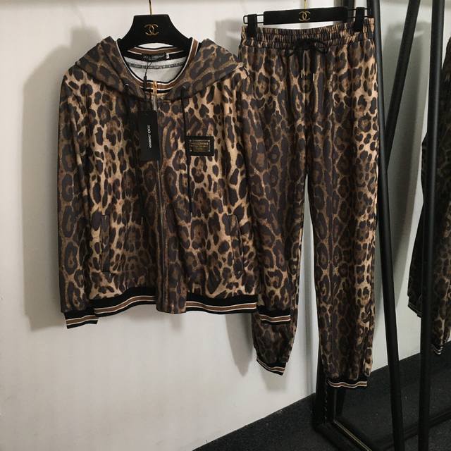 款号 7386 Dg*新款运动套装，金属Logo皮标 豹纹印花长袖连帽拉链外套+松紧腰休闲长裤，咖色，S-Xl， M码；肩宽43，胸围106，袖长58，衣长60
