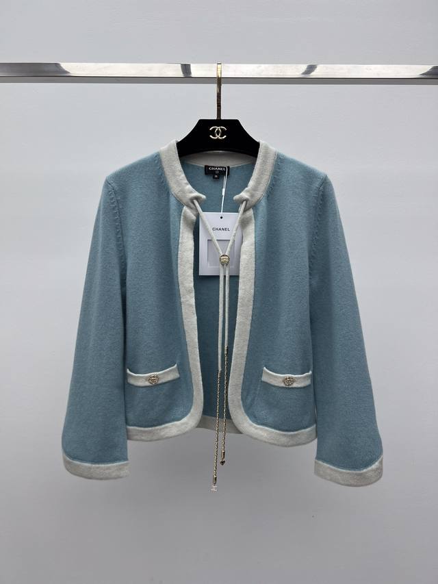 Chane*羊绒抽绳小开衫 手工坊系列 选用100*羊绒面料制作 圆领短款七分袖版型剪裁 可调节抽绳设计兼具时髦和设计感 可打造多种穿搭风格 Sml