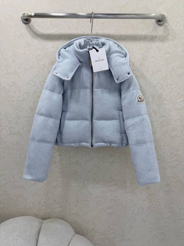Moncl* 蒙口25秋冬新款香风粗纺羽绒服,可拆卸连帽设计 马卡龙纯色 定制面料质感超赞!进口国标90白鸭绒面包服,运动少女风连帽经典时髦又高级!百搭不挑人上 Moncl* 蒙口25秋冬新款香风粗纺羽绒服,可拆卸连帽设计 马卡龙纯色 定制面料质感超赞!进口国标90白鸭绒面包服,运动少女风连帽经典时髦又高级!百搭不挑人上