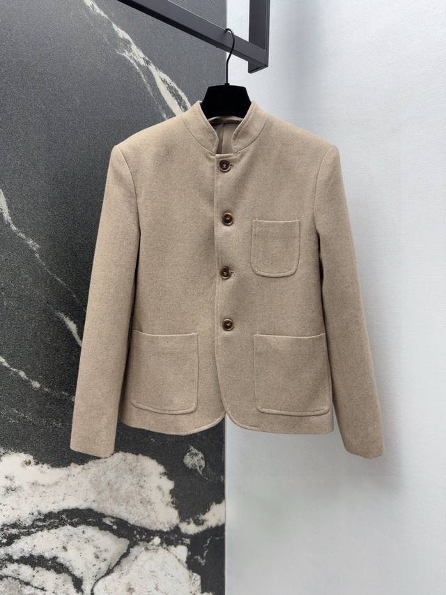 Lp20Ss 秋冬新品极简高智感穿搭立领夹克外套定制重磅羊毛面料品相上乘 中式小立领H版型打造知性高级感 拥有气场同时修饰肩型 好穿不挑人轻松凹造型 休闲通勤超
