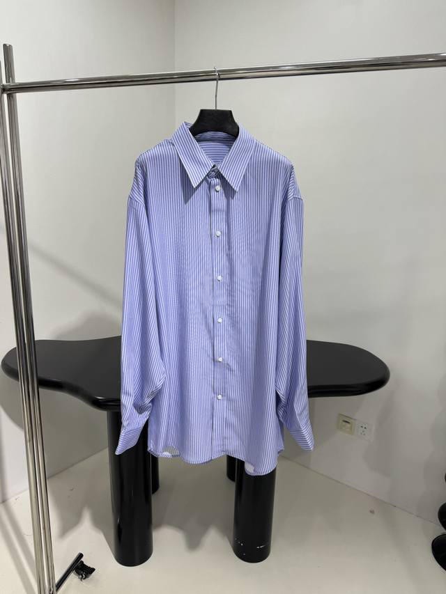 新品浅蓝棉质条纹衬衫 柔软棉质针织面料 定制格纹面料 弧度下摆 落肩设计 纽扣开合 可跟同系列叠穿 男女同款 Garde-Robe系列囊括各式衣橱必备单品，精剪