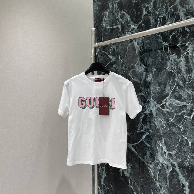 G家 25秋冬新款 撞色字母短袖T恤 正面彩色Logo印花粉色绿色撞色设计 前卫又有辨识度 圆领简约百搭 日常休闲都能轻松驾驭 随手搭配牛仔裤或运动裤都很时髦。 G家 25秋冬新款 撞色字母短袖T恤 正面彩色Logo印花粉色绿色撞色设计 前卫又有辨识度 圆领简约百搭 日常休闲都能轻松驾驭 随手搭配牛仔裤或运动裤都很时髦。