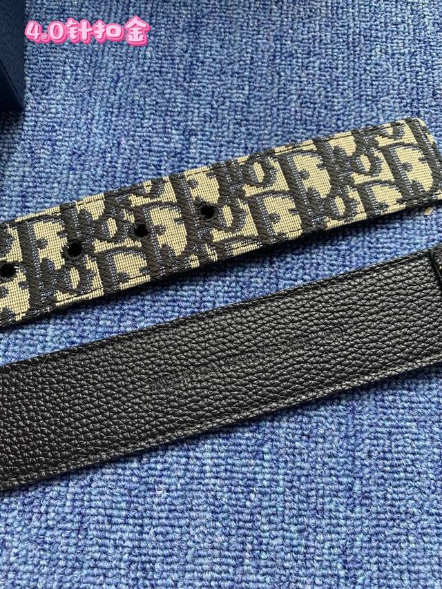 40毫米Dior Oblique Jacquard款式550112 一条兼具优雅与时尚的腰带。蓝色的“迪奥尔 奥布里克”夹克内衬黑色格兰德卡夫皮，并配有镀有的黄