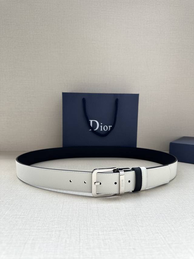 This 35mm belt blends elegant sophistication with Dior's modern style. It featu