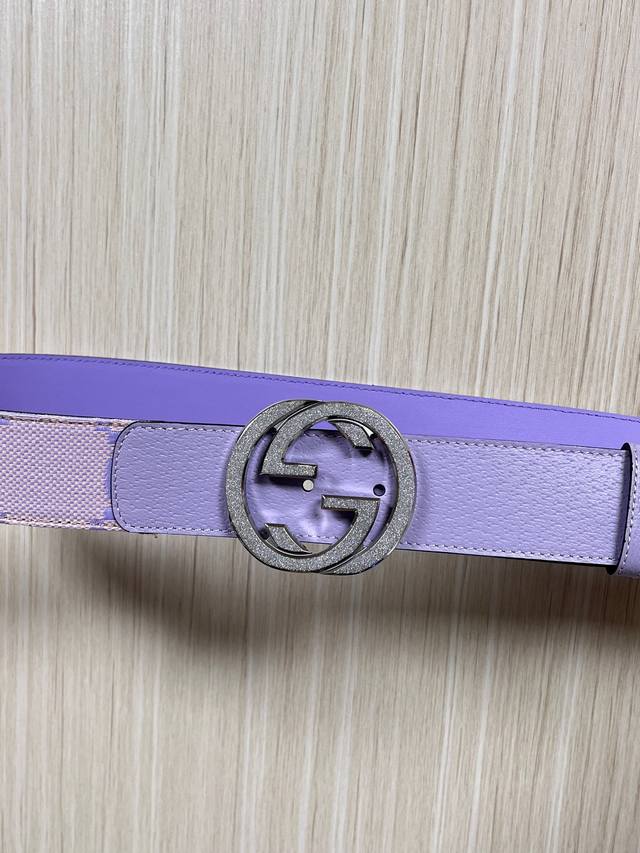 4.0 Wide New Style: A subtle blend of elegant colors and Renaissance aesthetics,