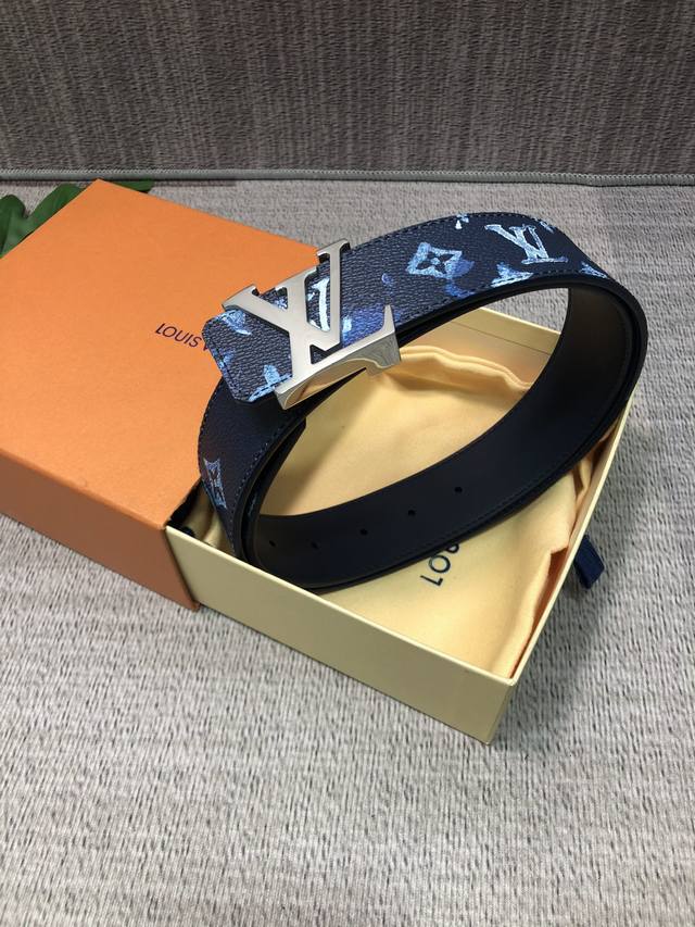 Men's Belt with Full Packaging Gift Box Lv: This belt features a double-sided d