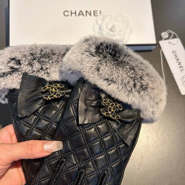 Chanel 香奈儿2025秋冬双C懒兔毛羊皮手套手机触屏，值得对比同款不同品质，秒杀市场差产品，进口一级羊皮懒兔毛内里加绒 经典不过时款.喜欢可以入手了，这种