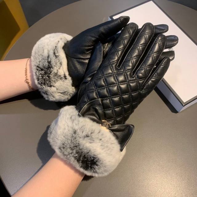Chanel 香奈儿2025秋冬懒兔毛羊皮手套值得对比同款不同品质，秒杀市场差产品，进口一级羊皮懒兔毛内里加绒 经典不过时款.喜欢可以入手了，这种品质的今年用了
