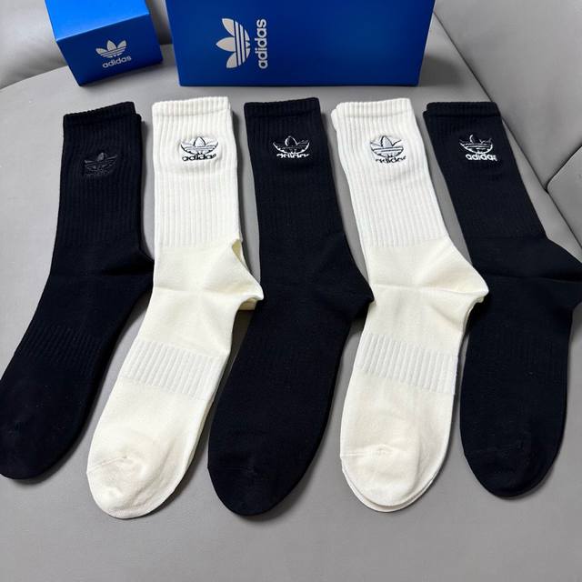 特 Adidas 阿迪达斯新品女款长筒袜子，火爆全网的三叶草万针刺绣Logo超级Nice设计惊艳绝伦超级好看Ins今年超火爆元素单品纯棉材质，非常柔软舒适 一盒