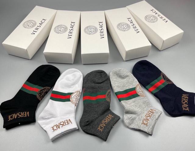 特 Versace 范思哲新品男款袜子 一盒五双 纯棉材质织造,超柔软舒适,提花经典美人头字母,完全彰显该品牌男士的低调奢华风格,永不落幕的极简五色:黑、藏蓝、 特 Versace 范思哲新品男款袜子 一盒五双 纯棉材质织造,超柔软舒适,提花经典美人头字母,完全彰显该品牌男士的低调奢华风格,永不落幕的极简五色:黑、藏蓝、