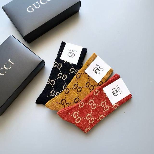 特 Gucci 古奇炒鸡火爆的款式 一盒五双 G家专柜一直在售的经典款，纯棉织造，加上闪闪金丝线，实物超漂亮，上脚柔软舒适，吸汗透气性超 Ins超火爆小单品，大
