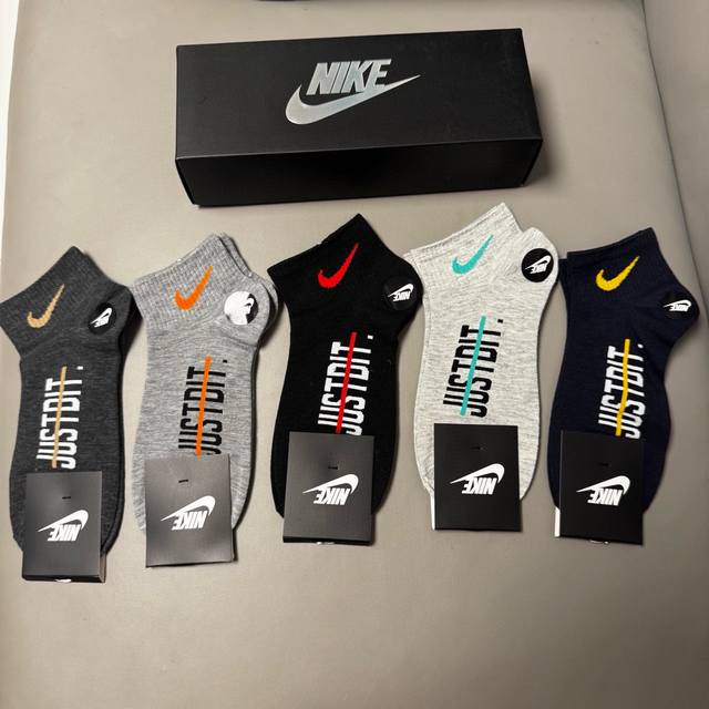 特 Nike 耐克永远的经典永远的精梳棉材质，透气吸汗柔软舒适，上脚非常Nice商务风潮，送领导送长辈首选 一盒五双