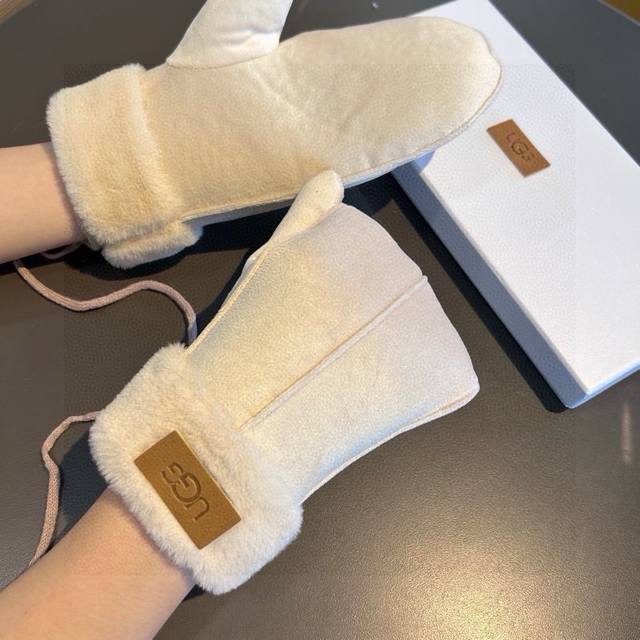 Ugg2025秋冬挂肩羊毛手套值得对比同款不同品质，秒杀市场差产品，羊毛十懒兔毛内里加绒 经典不过时款.喜欢可以入手了，这种品质的今年用了明年还能用 配盒子码数