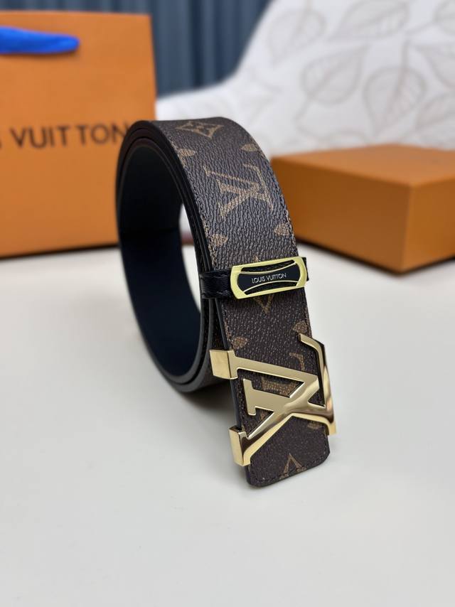 精品4.0纯钢经典亮面扣 批￥ 配全套包装 品牌：L V海外原单 扣头材质：精品实心钢扣 带身材质正面：40Mm宽度采用双面进口原版皮腰带，真空电镀五金扣头实物