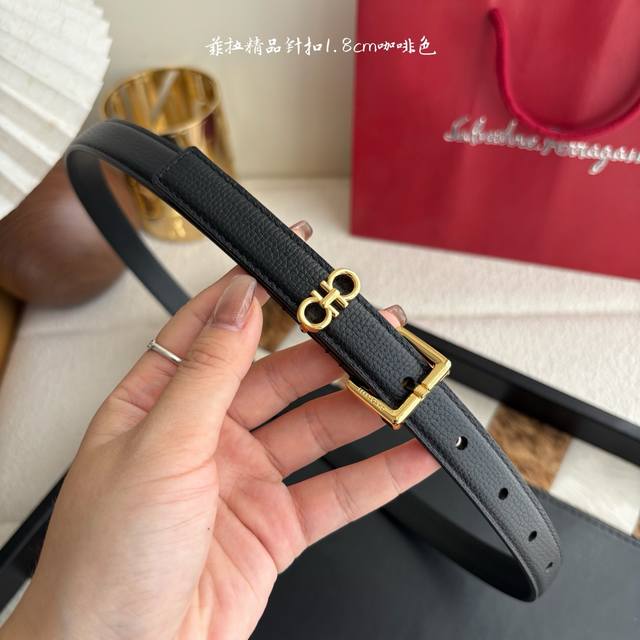 菲拉这款窄版皮带选用天然粒纹牛皮制成，质感柔软，更添柔美韵致。几何造型的亮面扣饰配有缀饰标志性Gancini双扣细节的扣环。宽1.8Cm