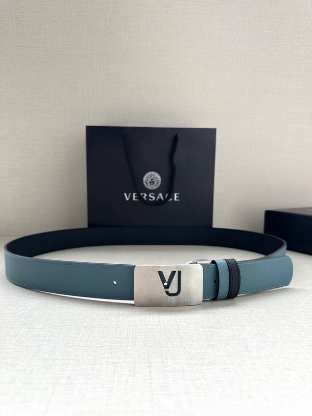 宽度3.5Cm此款35全牛皮皮带,饰有金属Greca搭扣,正面刻有Versace Logo。 Greca Goddess搭扣 Logo雕刻 材质:100%牛皮 宽度3.5Cm此款35全牛皮皮带,饰有金属Greca搭扣,正面刻有Versace Logo。 Greca Goddess搭扣 Logo雕刻 材质:100%牛皮