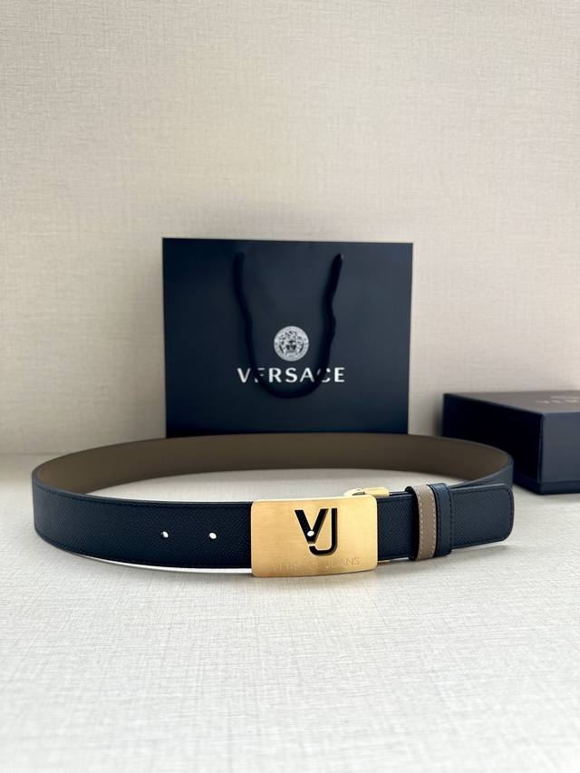 宽度3.5Cm此款35全牛皮皮带,饰有金属Greca搭扣,正面刻有Versace Logo。 Greca Goddess搭扣 Logo雕刻 材质:100%牛皮 宽度3.5Cm此款35全牛皮皮带,饰有金属Greca搭扣,正面刻有Versace Logo。 Greca Goddess搭扣 Logo雕刻 材质:100%牛皮