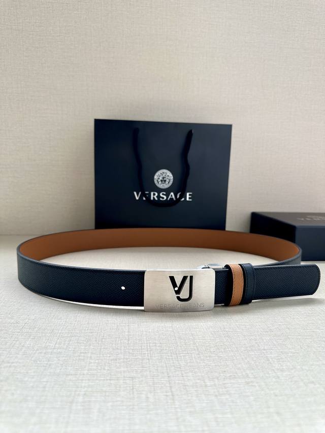 宽度3.5Cm此款35全牛皮皮带,饰有金属Greca搭扣,正面刻有Versace Logo。 Greca Goddess搭扣 Logo雕刻 材质:100%牛皮 宽度3.5Cm此款35全牛皮皮带,饰有金属Greca搭扣,正面刻有Versace Logo。 Greca Goddess搭扣 Logo雕刻 材质:100%牛皮