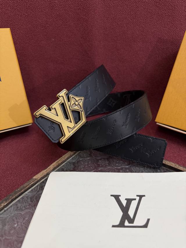 Lv Dimension 4.0 reversible belt introduces classic style to a fresh design. The