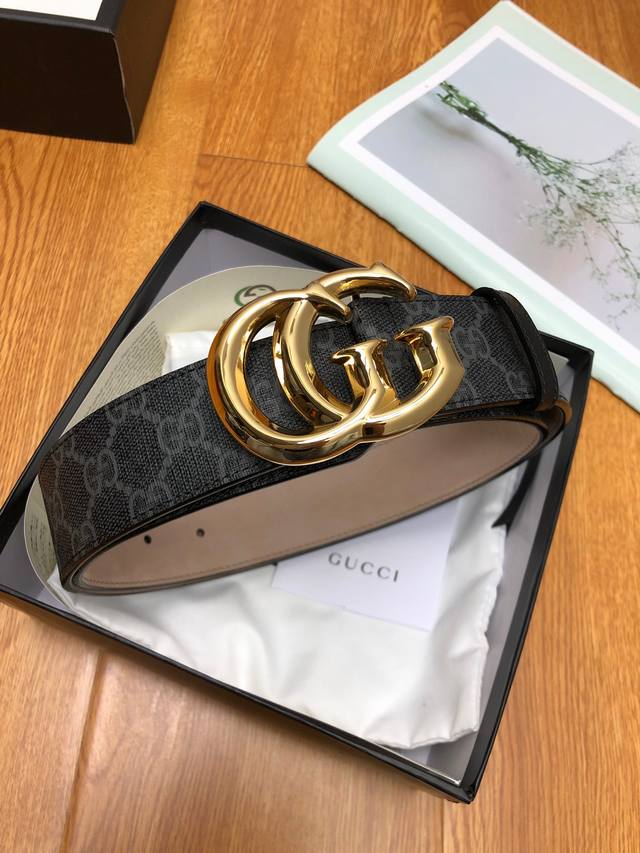 配送专柜全套礼盒包装。古驰：原单面料，内衬头层树膏磨砂皮底.搭配原单扣.原单皮料定制，专柜宽度3.8