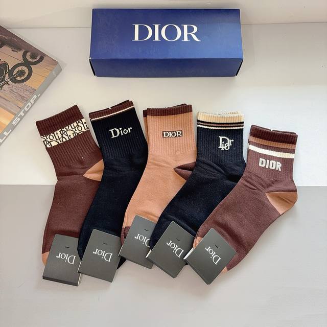 配包装 一盒5双 Dior 迪奥 新款中筒男款袜子，纯棉面料，潮人必备 ，经典个性时尚百搭款，你值得拥有哦