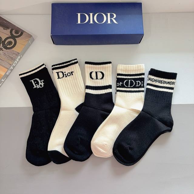 配包装 一盒5双 Dior 迪奥新款字母兔绒中筒袜子！经典字母专柜同步袜子，超柔软材质大牌出街，潮人必备超好搭