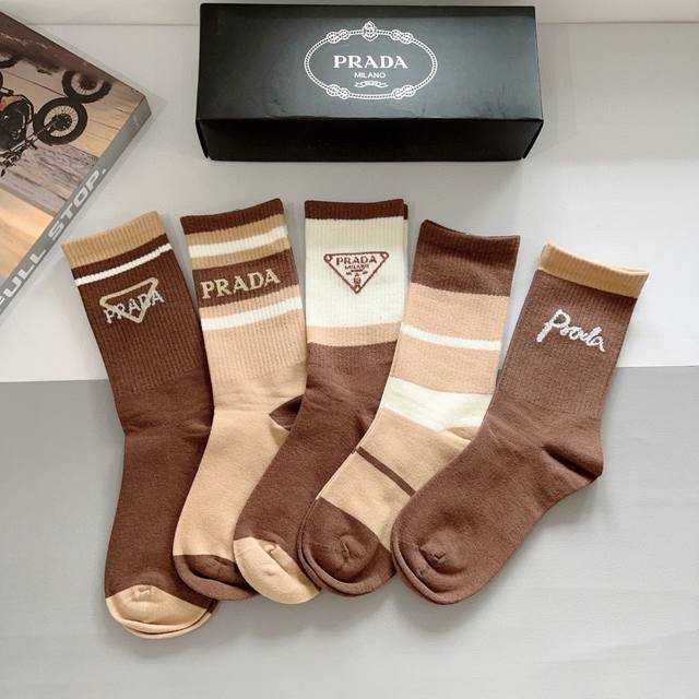 配包装 一盒5双 prada 普拉达 新款高端纯棉材质小腿袜子！爆款三角标字母专柜同步长筒袜，大牌出街，潮人必备超好搭
