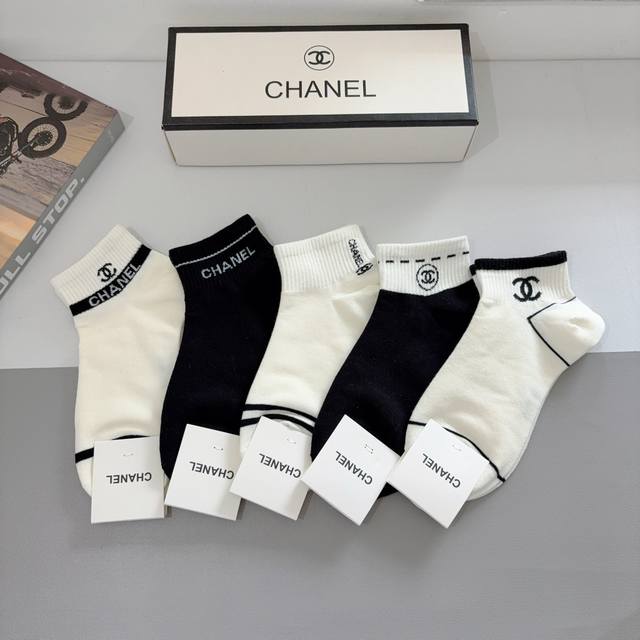 配包装 一盒5双 Chanel 香奈儿经典中袜子高版本纯棉材质柔软,秒杀市场普通货,经典的双C图案Logo,专柜同步袜子大牌出街,潮人必备,超好搭 配包装 一盒5双 Chanel 香奈儿经典中袜子高版本纯棉材质柔软,秒杀市场普通货,经典的双C图案Logo,专柜同步袜子大牌出街,潮人必备,超好搭