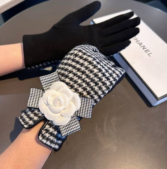 Chanel 2025 Fall/Winter Sloth and Wool Gloves - Worth comparing with similar sty