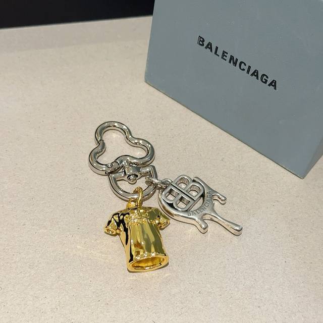 新品发布 巴黎世家包包挂饰钥匙扣 巴黎世家钥匙扣 最新款包包挂饰档次更高明星同款 经典款联名设计理念钥匙扣系列 细节对版做旧处理 非市面亮面版型 这款一直在出