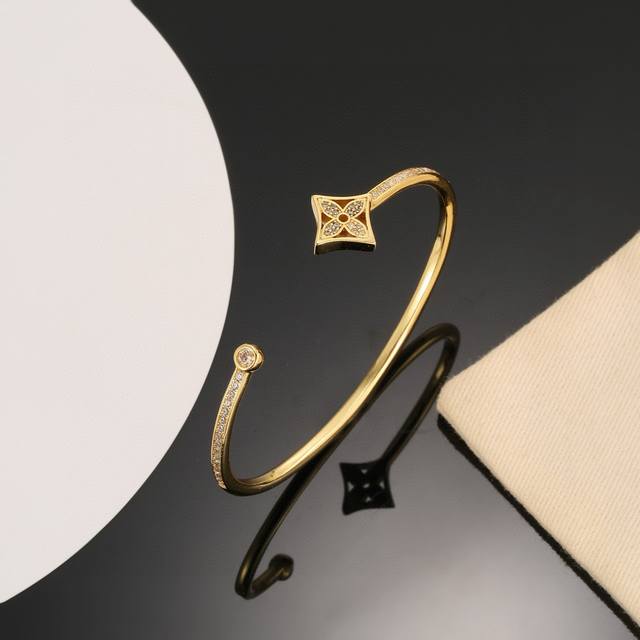 精工版本 路易威登简约手镯 秉承精湛匠艺，以锻造耀目 Lv Twig 抛光色泽成就经典四叶草的自然化身，流露品牌格调。明星同款 经典百搭