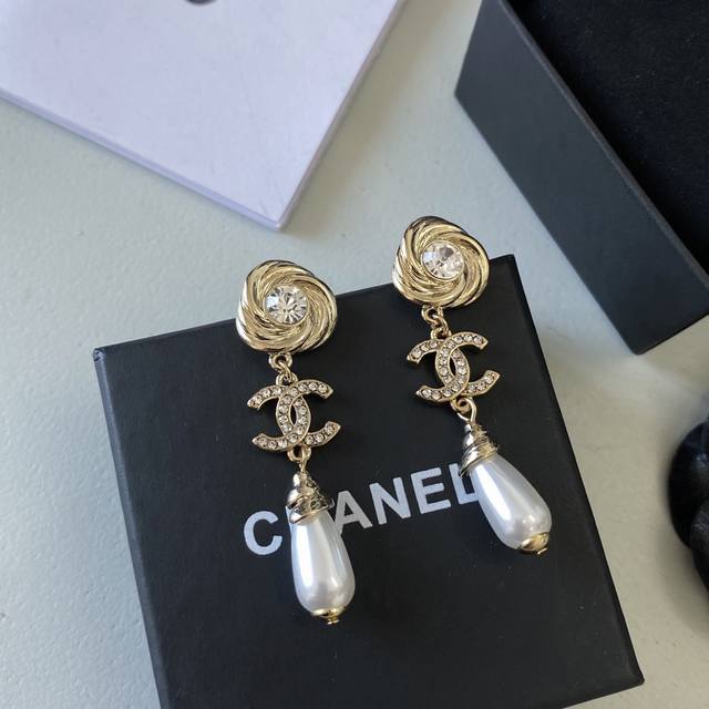 卖疯了小香官网主推爆款精工版小香 最新 Chanel 微镶晶钻流苏水滴晶钻珍珠字母耳钉耳环CaméLia 字母新款水滴珍珠出货 明星同款，原版清晰Logo字印美