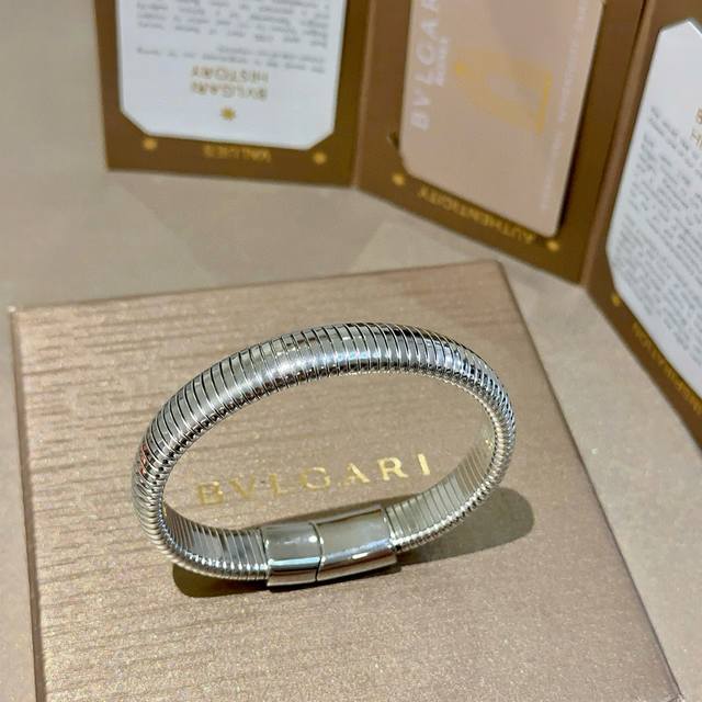 宝格丽手链V金材质 Bvlgari宝格丽 Divas‘ Dream 系列 品相完美，细节无敌，那种独特的色泽完全无可挑剔，再缀以经典指环外形设计，简约之余却又优