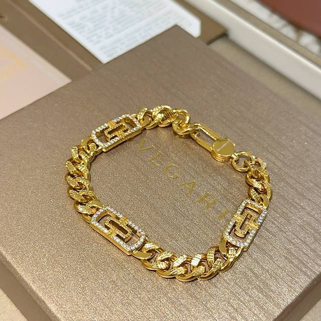 宝格丽手链V金材质 Bvlgari宝格丽 Divas‘ Dream 系列 品相完美，细节无敌，那种独特的色泽完全无可挑剔，再缀以经典指环外形设计，简约之余却又优