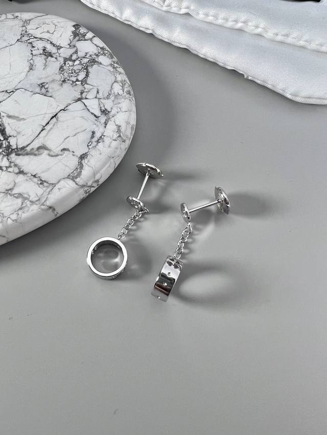 Gucci 耳钉，精致小巧，日常好搭配