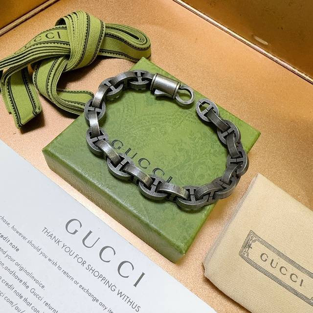 古驰推荐款2026最新出炉 Gucci古驰手链最新款的经典款 精致无论款式 质感 都是绝对的顶尖Feel 只要看一眼就懂了 原版Logo 超 Nice 搭配衣服