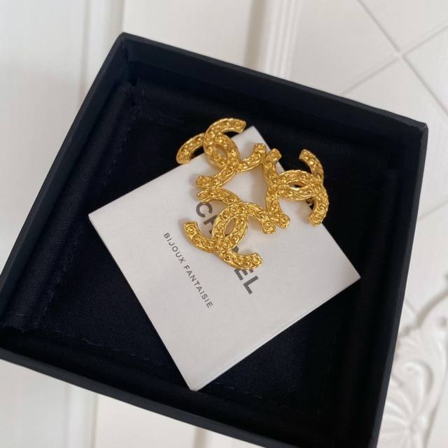 Details as shown in the picture. Vintage style double C brooch! Highly recommen