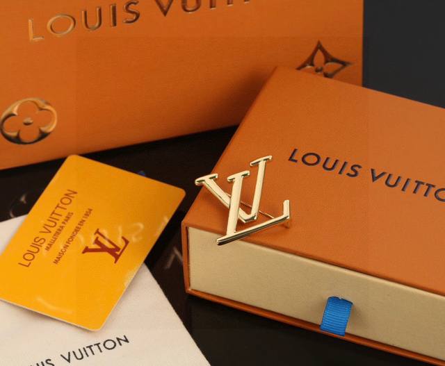 精工版本 路易威登项链 秉承精湛匠艺，以锻造耀目 Lv Twig 胸针 抛光色泽成就经典 Lv 字母的自然化身，流露品牌格 明星同款 经典百搭 胸针