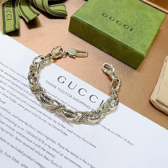 古驰推荐款最新出炉 Gucci古驰手链最新款的经典款 精致无论款式 质感 都是绝对的顶尖Feel 只要看一眼就懂了 原版Logo 超 Nice 搭配衣服最佳的选
